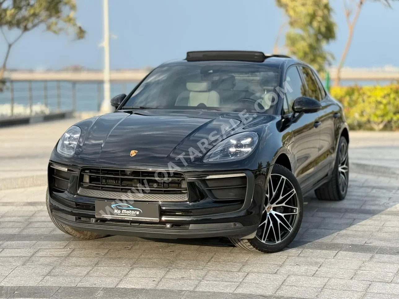 بورش ماكان 2023 اوتوماتيك 89,000 كم 6 سلندر دفع رباعي اس يو في أسود تحت الضمان