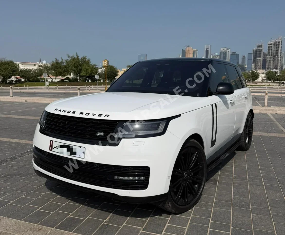 لاند روفر رنج روفر فوج 2023 اوتوماتيك 57,000 كم 6 سلندر دفع رباعي اس يو في أبيض تحت الضمان