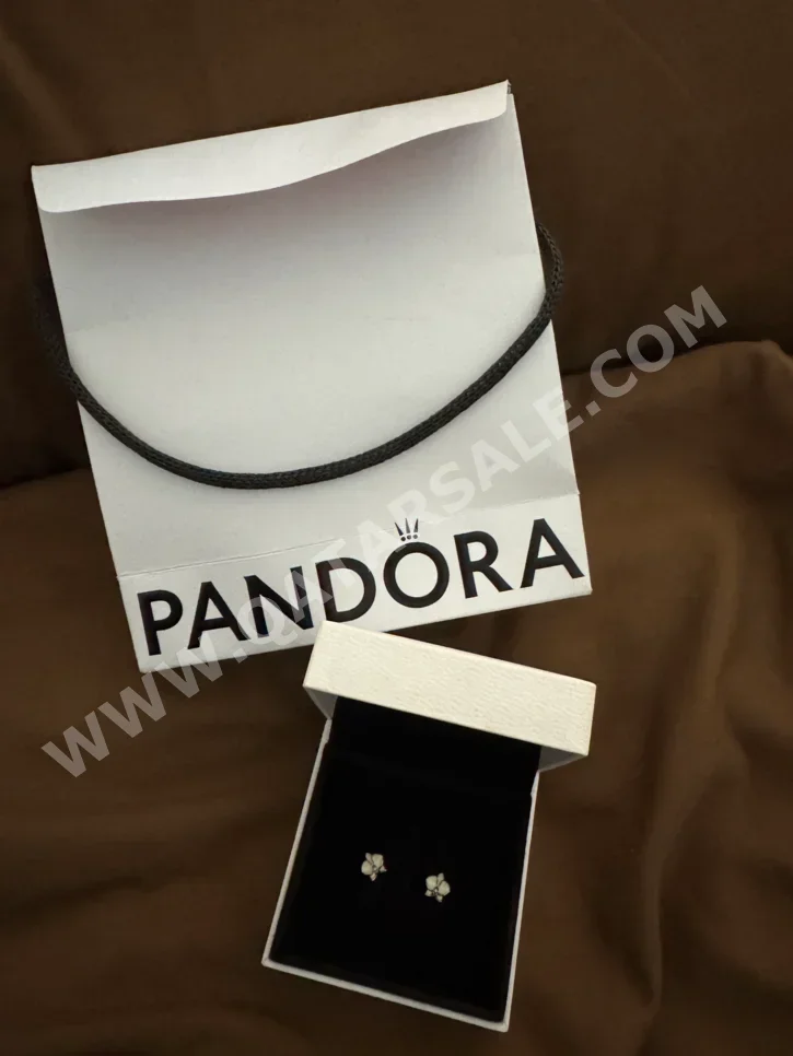 الفضة حسب القطعة ( ديزاينرز) \ حلق باقة أنيقة خاصة