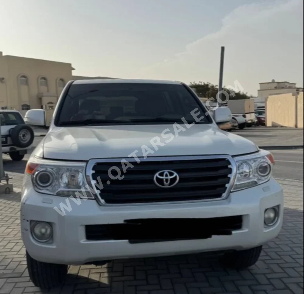 تويوتا  لاند كروزر  جي اكس ار  2013  اوتوماتيك  273,180 كم  6 سلندر  دفع رباعي  اس يو في  أبيض لؤلؤي