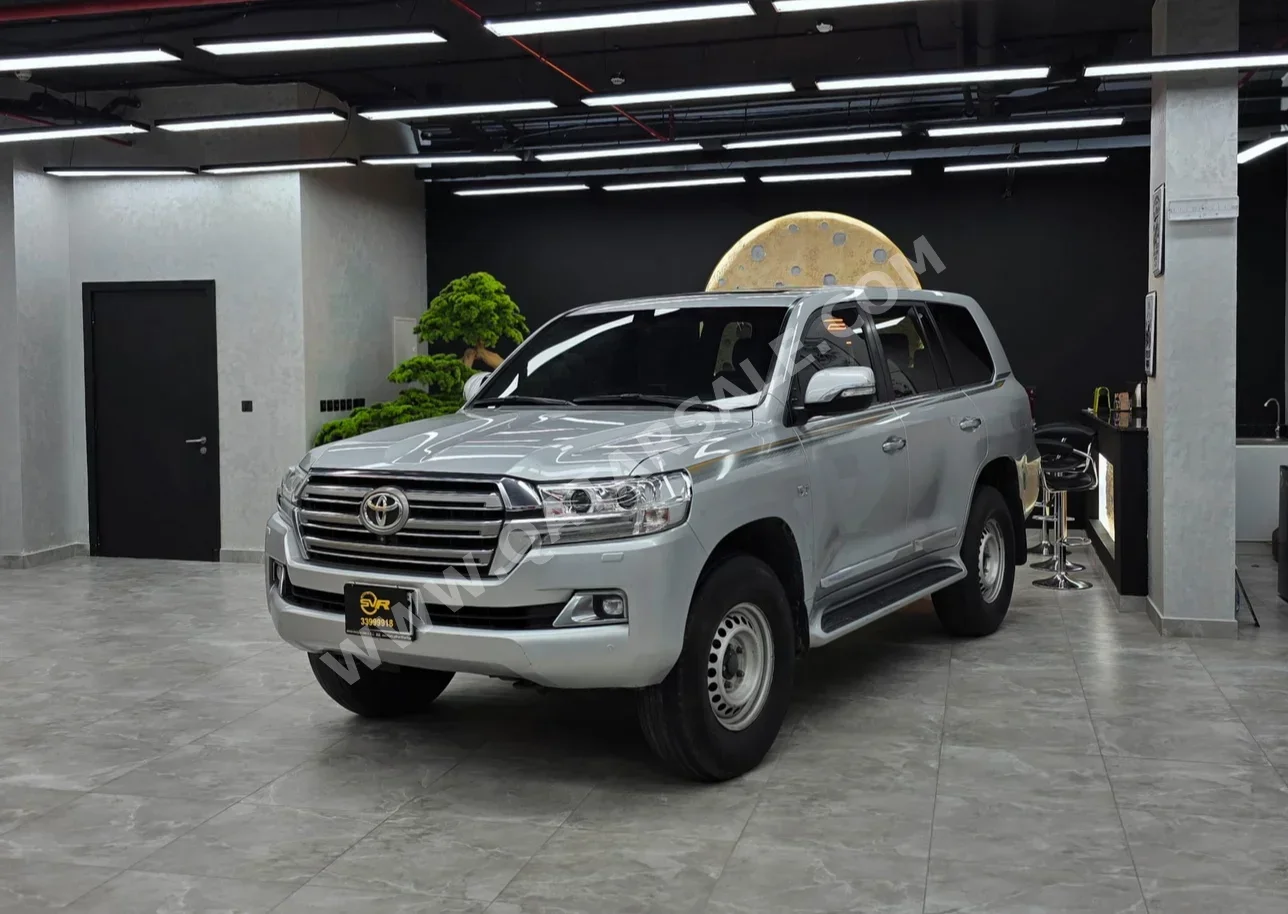 تويوتا  لاند كروزر  في اكس ار  2021  اوتوماتيك  247,000 كم  8 سلندر  دفع رباعي  اس يو في  فضي