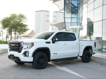 جي ام سي  سييرا  اي تي 4  2021  اوتوماتيك  90,000 كم  8 سلندر  دفع رباعي  بيكب  أبيض