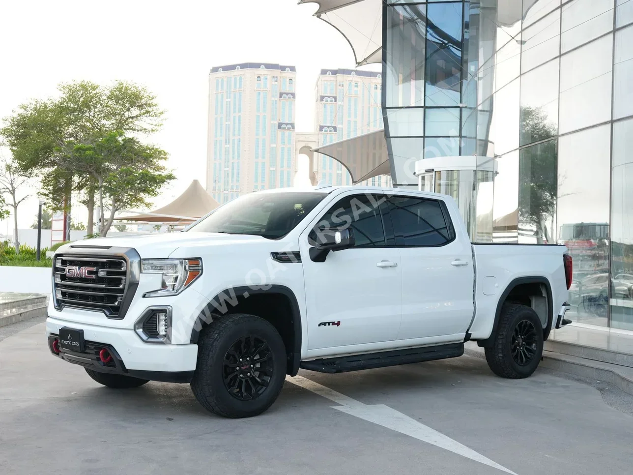 GMC  Sierra  AT4  2021  Automatic  90,000 Km  8 Cylinder  Four Wheel Drive (4WD)  Pick Up  White