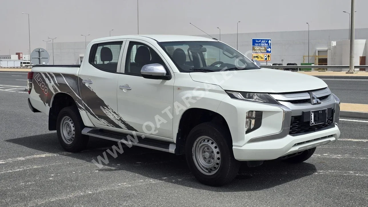 ميتسوبيشي ال 200 2020 عادي 220,000 كم 4 سلندر دفع رباعي بيكب أبيض