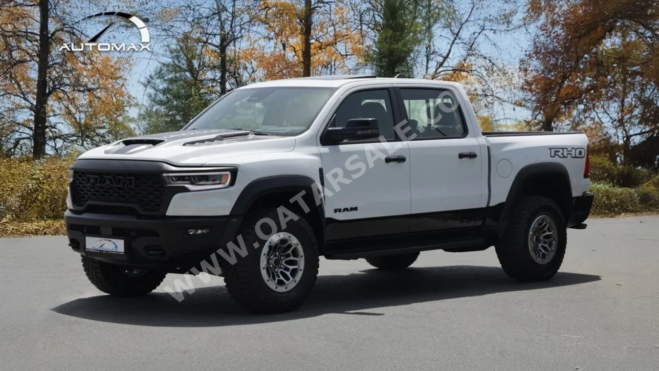 دودج رام 1500 ار اتش او 2025 اوتوماتيك 0 كم 6 سلندر دفع رباعي بيكب أبيض تحت الضمان