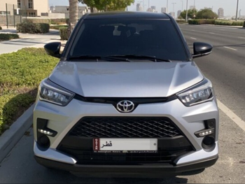 تويوتا  رايز  2024  اوتوماتيك  28,000 كم  3 سلندر  سحب امامي  اس يو في  فضي و أسود  تحت الضمان