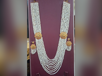 الذهب نصف طقم  البحرين  نسائي  حسب القطعة ( ديزاينرز)  14.3 غرام  طبيعة  ذهب أصفر  عيار 21