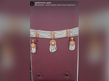 الذهب نصف طقم  البحرين  نسائي  حسب القطعة ( ديزاينرز)  14.8 غرام  طبيعة  ذهب أصفر  عيار 21