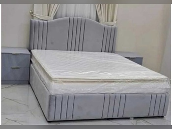 الأسّرة - كينج - اللون الرمادي - متضمنة المرتبة - مع طاولة سرير جانبية