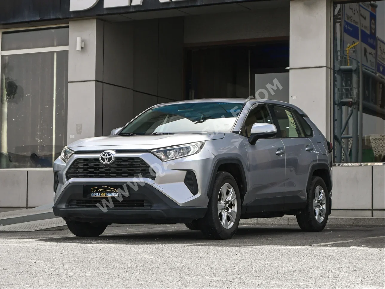 تويوتا  راف 4  2019  اوتوماتيك  97,000 كم  4 سلندر  دفع رباعي  اس يو في  فضي