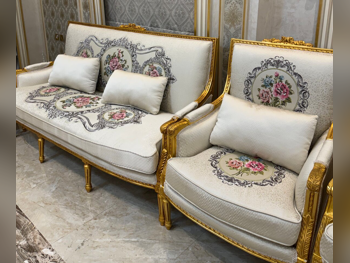 الأرائك والكنب والكراسي طقم كنب - قماش - اللون البيج - مع طاولة