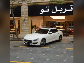 مزاراتي  جيبلي  2020  اوتوماتيك  70,500 كم  6 سلندر  دفع خلفي  سيدان  أبيض