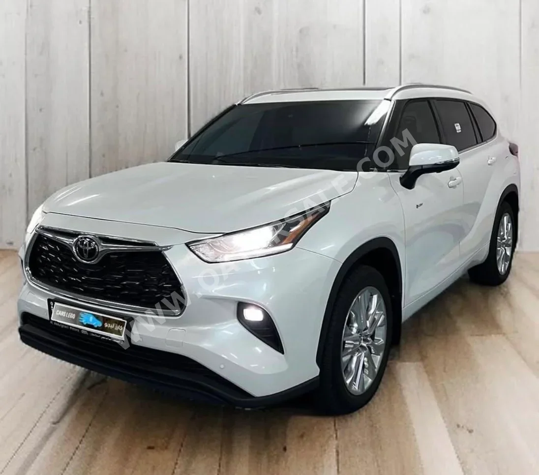 Toyota  Highlander  Limited  2025  Automatic  5,000 Km  4 Cylinder  Four Wheel Drive (4WD)  SUV  Pearl  With Warranty
