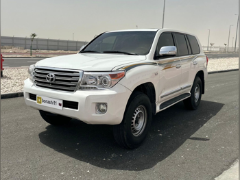 تويوتا  لاند كروزر  في اكس ار  2013  اوتوماتيك  292,744 كم  8 سلندر  دفع رباعي  اس يو في  أبيض