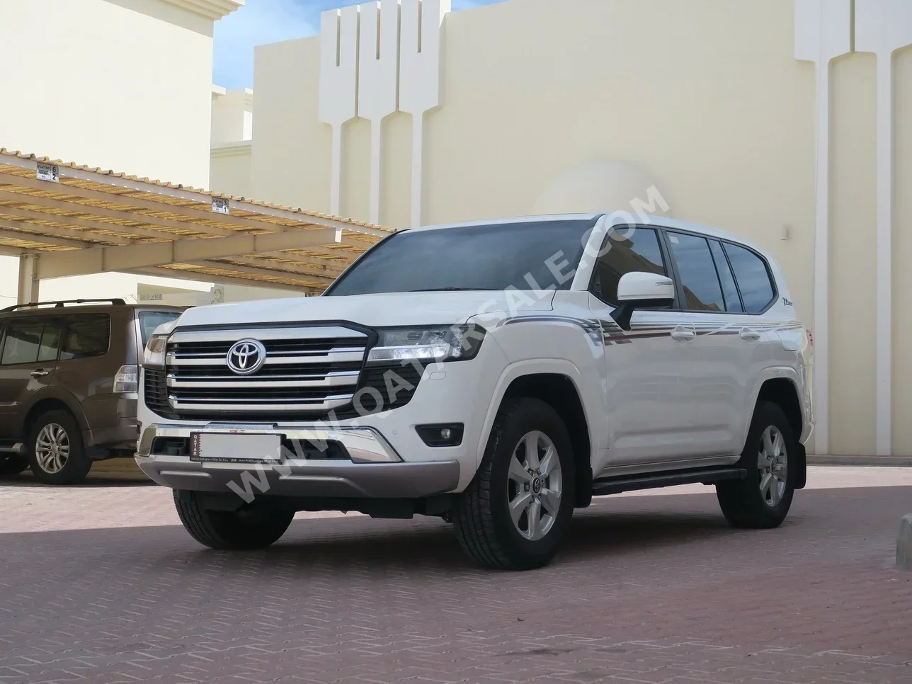 تويوتا  لاند كروزر  جي اكس ار  2022  اوتوماتيك  85,000 كم  6 سلندر  دفع رباعي  اس يو في  أبيض