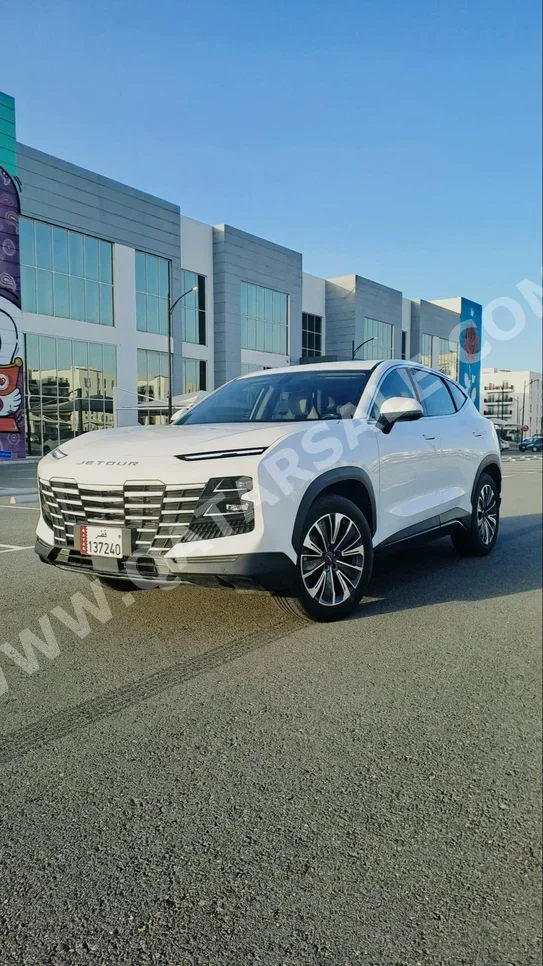 جيتور داشينغ لكجري 2025 اوتوماتيك 10,000 كم 4 سلندر دفع رباعي اس يو في أبيض تحت الضمان