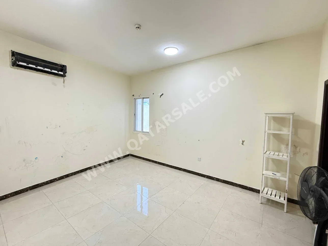 3 Bedrooms  Apartment  For Rent  in Doha -  Fereej Bin Mahmoud  Not Furnished