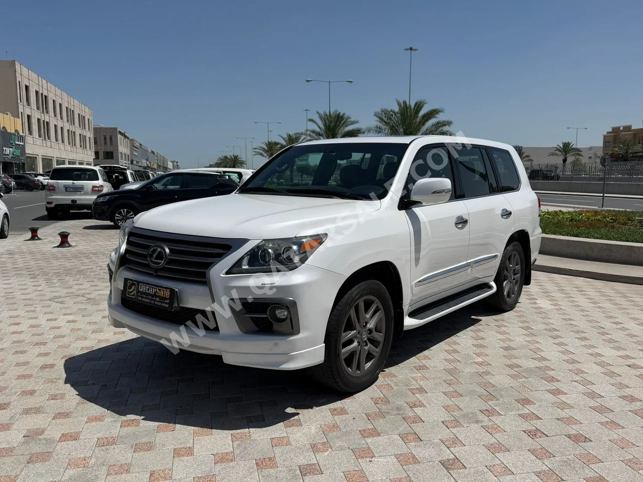 لكزس ال اكس 570 اس 2014 اوتوماتيك 440,000 كم 8 سلندر دفع رباعي اس يو في أبيض
