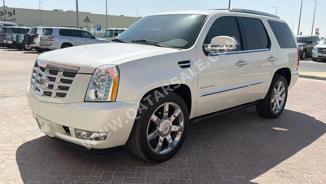 كاديلاك اسكيليد 2014 اوتوماتيك 98,000 كم 8 سلندر دفع رباعي اس يو في أبيض