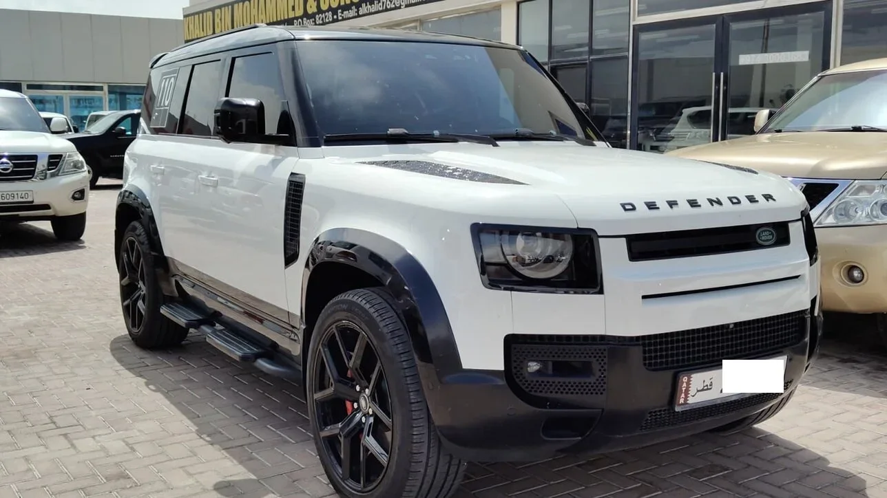 لاند روفر ديفيندر 110 2022 اوتوماتيك 166,000 كم 6 سلندر دفع رباعي اس يو في أبيض