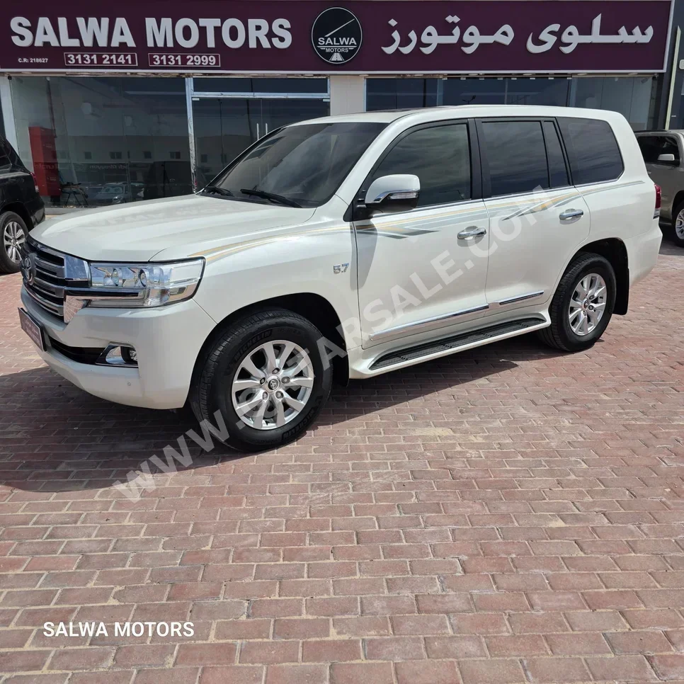 تويوتا  لاند كروزر  في اكس ار  2016  اوتوماتيك  265,000 كم  8 سلندر  دفع رباعي  اس يو في  أبيض