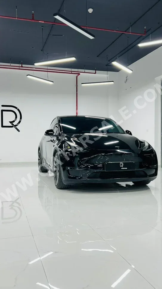 تسلا  رود ستر  2022  اوتوماتيك  113,000 كم  4 سلندر  دفع كلي مستمر  سيدان  أسود