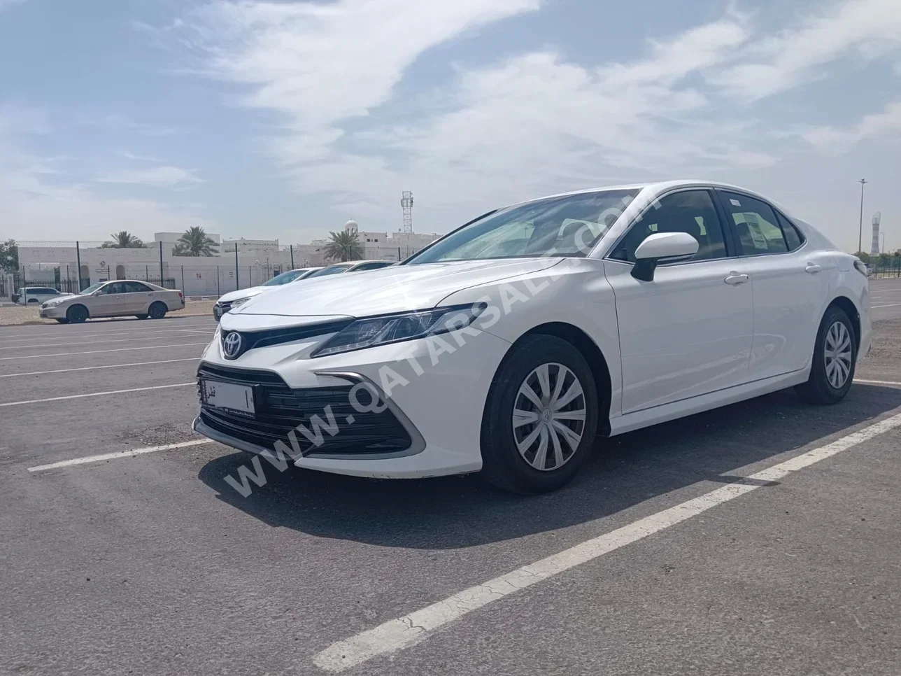 تويوتا  كامري  أل اي  2023  اوتوماتيك  74,500 كم  4 سلندر  سحب امامي  سيدان  أبيض