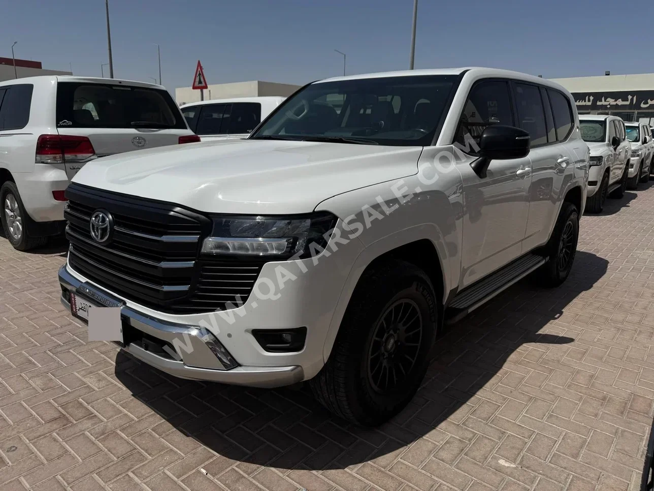 تويوتا  لاند كروزر  جي اكس  2022  اوتوماتيك  180,000 كم  6 سلندر  دفع رباعي  اس يو في  أبيض  تحت الضمان