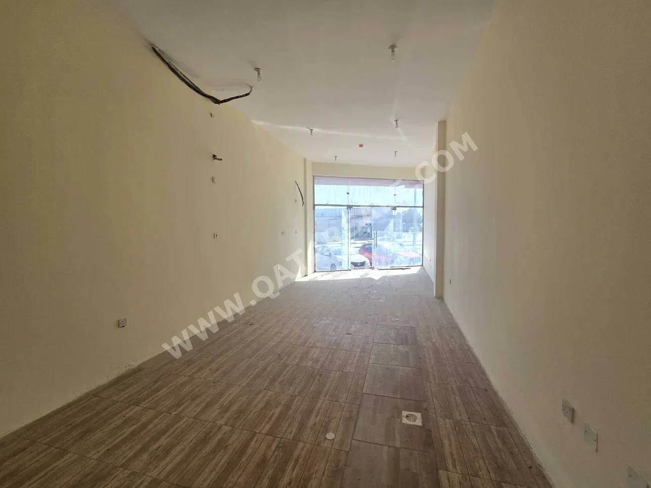 محلات تجارية - غير مفروشة - أم صلال للايجار