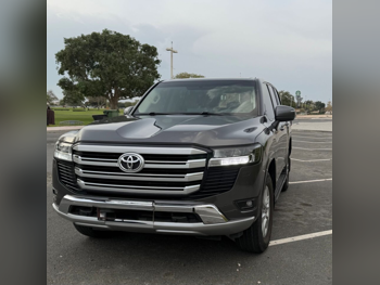 تويوتا  لاند كروزر  جي اكس ار  2022  اوتوماتيك  160,000 كم  6 سلندر  دفع رباعي  اس يو في  رمادي  تحت الضمان