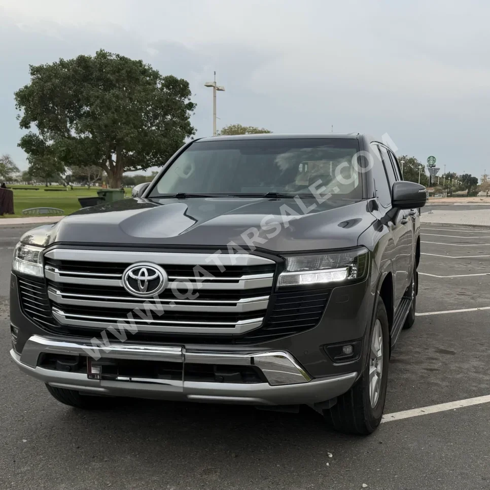 تويوتا لاند كروزر جي اكس ار 2022 اوتوماتيك 160,000 كم 6 سلندر دفع رباعي اس يو في رمادي تحت الضمان