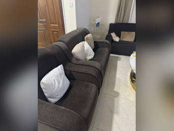 الأرائك والكنب والكراسي كنبة بمقعدين  - مخمل  - بني