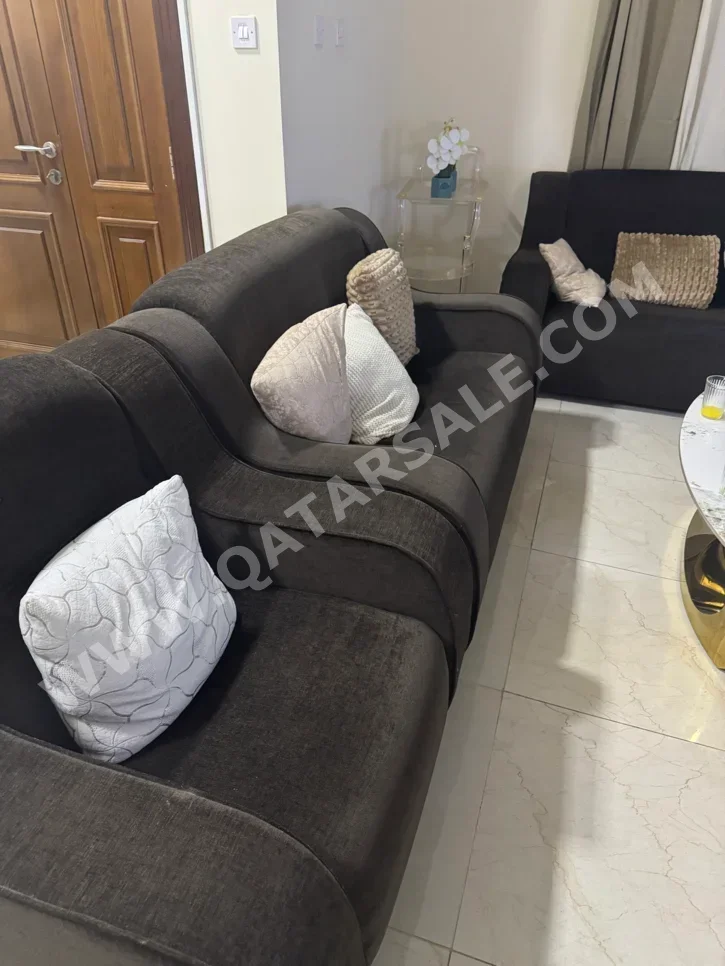 الأرائك والكنب والكراسي كنبة بمقعدين  - مخمل  - بني