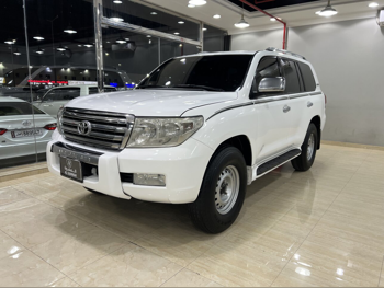 تويوتا  لاند كروزر  في اكس ار  2011  اوتوماتيك  389,000 كم  8 سلندر  دفع رباعي  اس يو في  أبيض