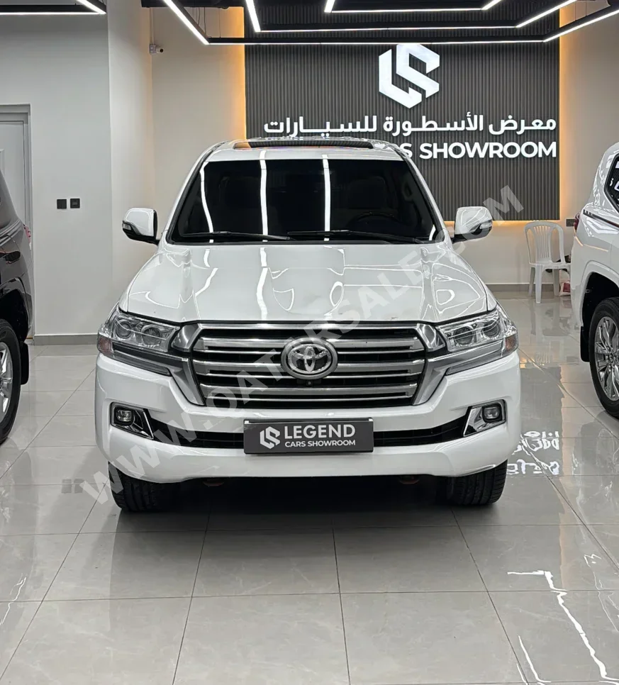 تويوتا  لاند كروزر  في اكس ار  2017  اوتوماتيك  253,000 كم  8 سلندر  دفع رباعي  اس يو في  أبيض