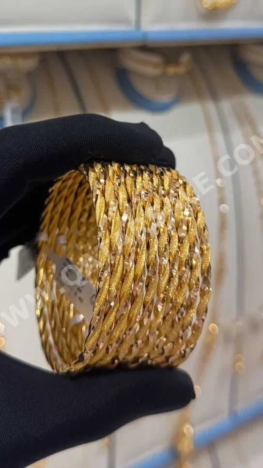 الذهب اساور  قطر  نسائي  حسب الوزن  7.5 غرام  بدون حجر  ضمان الصيانة  توصيل مجاني  ذهب أصفر  عيار 21