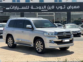 تويوتا  لاند كروزر  جي اكس ار  2019  اوتوماتيك  76,000 كم  6 سلندر  دفع رباعي  اس يو في  فضي