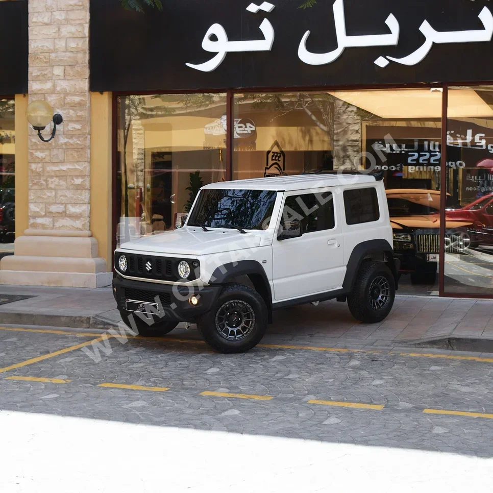 سوزوكي  جمني  2026  اوتوماتيك  970 كم  4 سلندر  دفع رباعي  اس يو في  أبيض  تحت الضمان