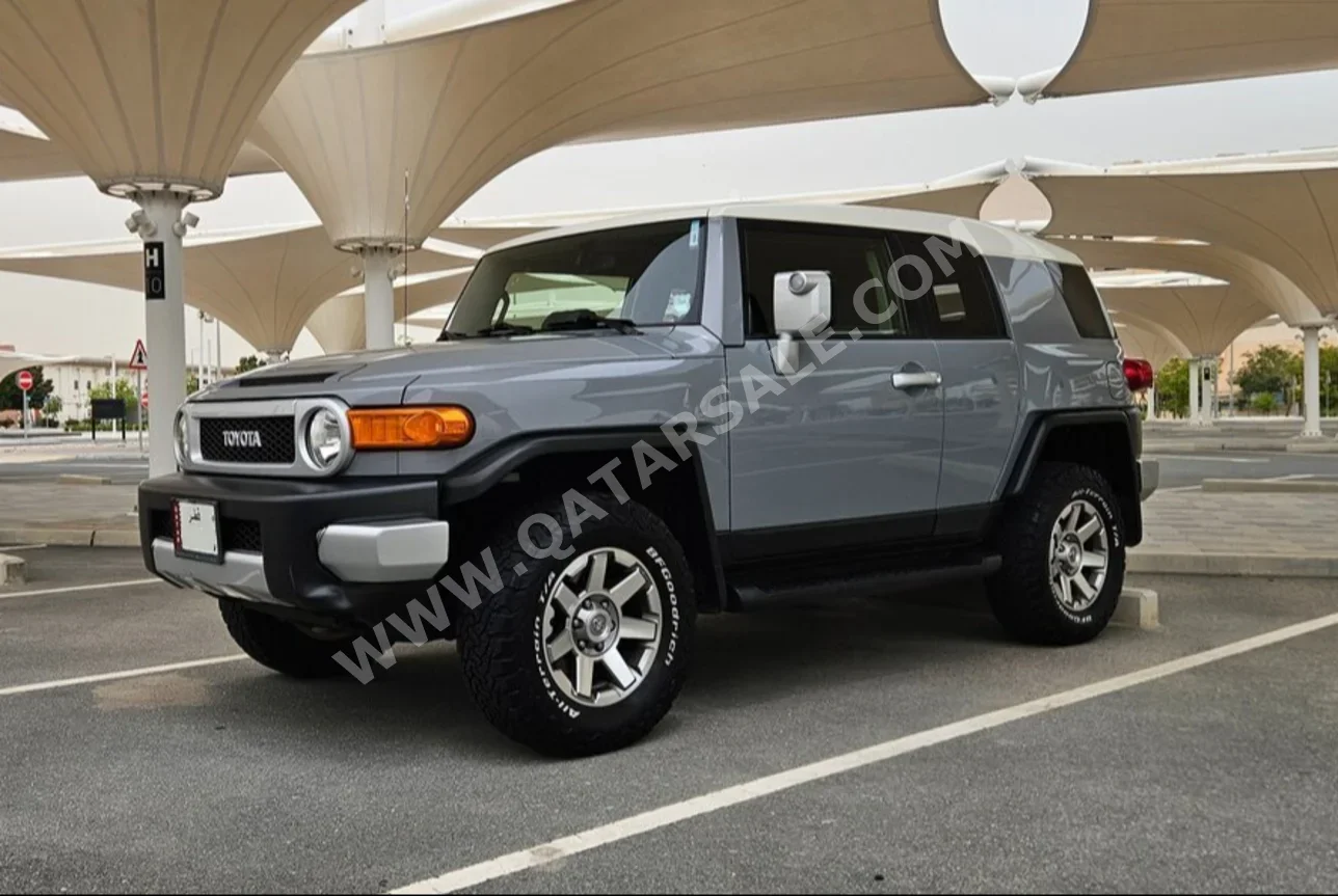 تويوتا  إف جي كروزر  2015  اوتوماتيك  146,807 كم  6 سلندر  دفع رباعي  اس يو في  رمادي كاربيثيان