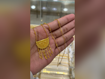 الذهب بدون حجر  نسائي  17.98 غرام  طقم  ضمان الصيانة  توصيل مجاني  حسب الوزن  البحرين  ذهب أصفر  عيار 21