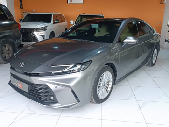 تويوتا  كامري  جي ال  2025  اوتوماتيك  65,000 كم  4 سلندر  سحب امامي  سيدان  رمادي  تحت الضمان