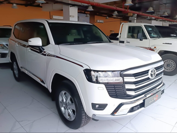 تويوتا  لاند كروزر  جي اكس ار  2025  اوتوماتيك  8,000 كم  6 سلندر  دفع رباعي  اس يو في  أبيض  تحت الضمان