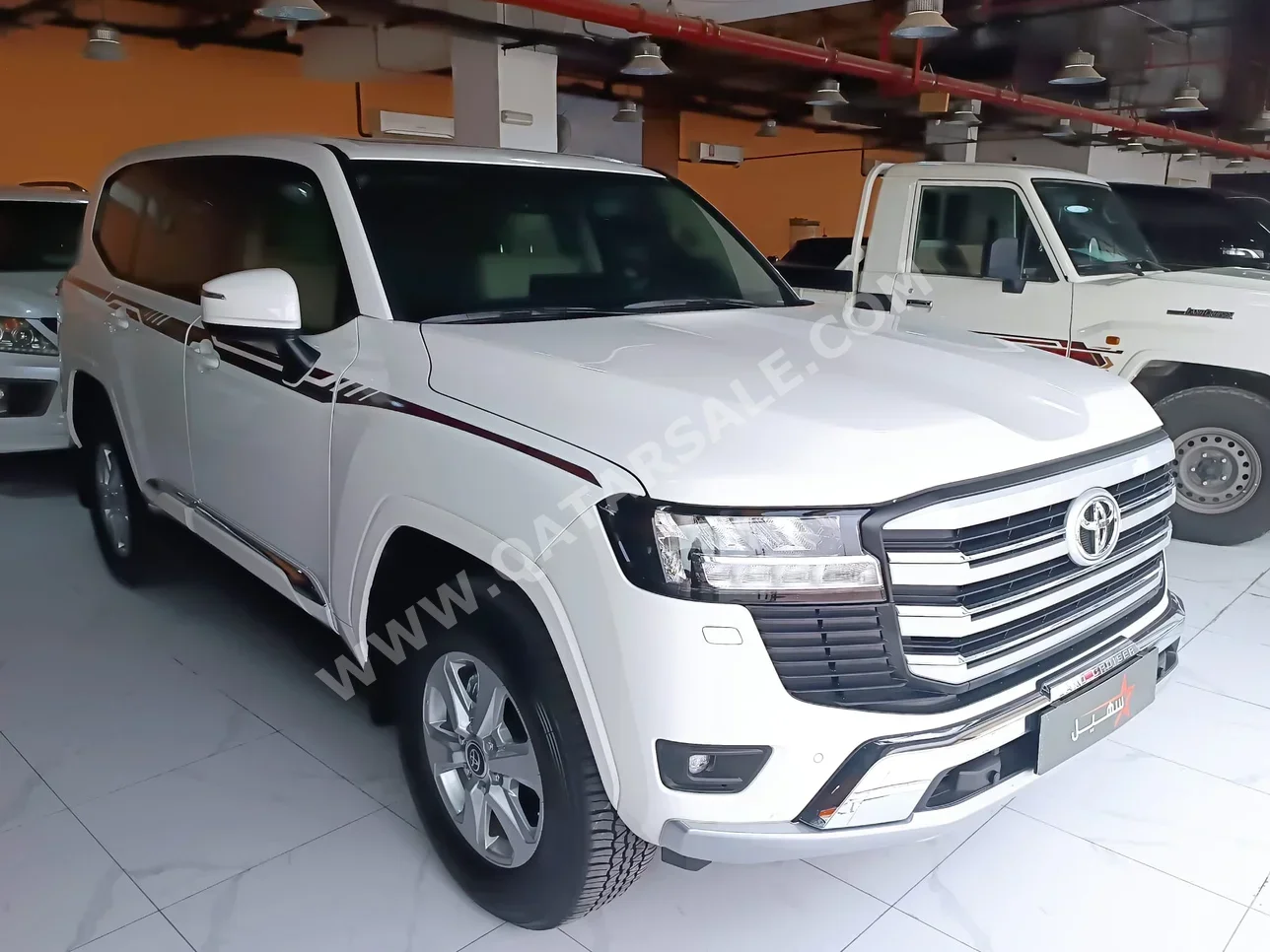 تويوتا  لاند كروزر  جي اكس ار  2025  اوتوماتيك  8,000 كم  6 سلندر  دفع رباعي  اس يو في  أبيض  تحت الضمان