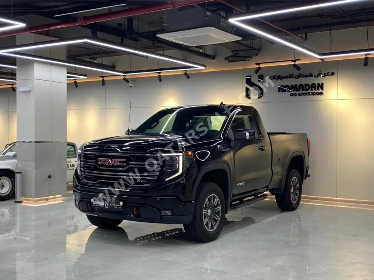 جي ام سي  سييرا  اي تي 4  2025  اوتوماتيك  25,000 كم  8 سلندر  دفع رباعي  بيكب  أسود  تحت الضمان