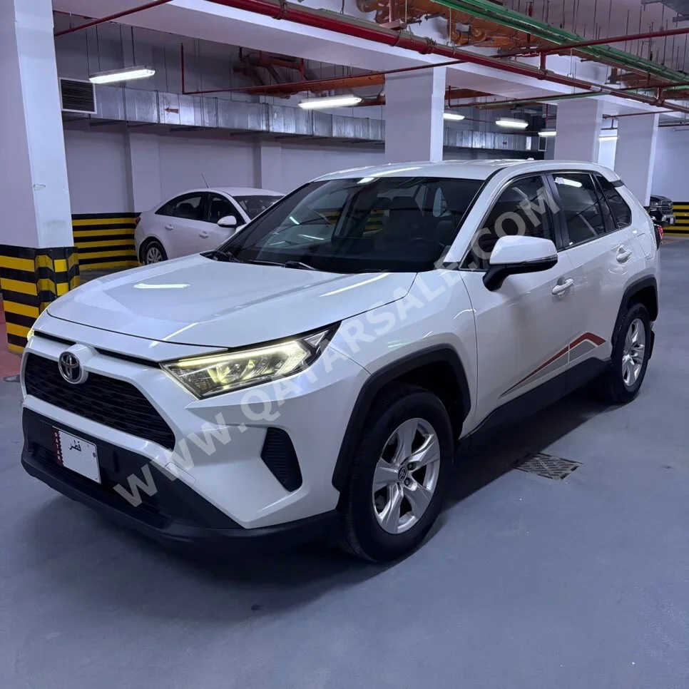 تويوتا راف 4 2021 اوتوماتيك 106,000 كم 4 سلندر دفع رباعي اس يو في أبيض لؤلؤي