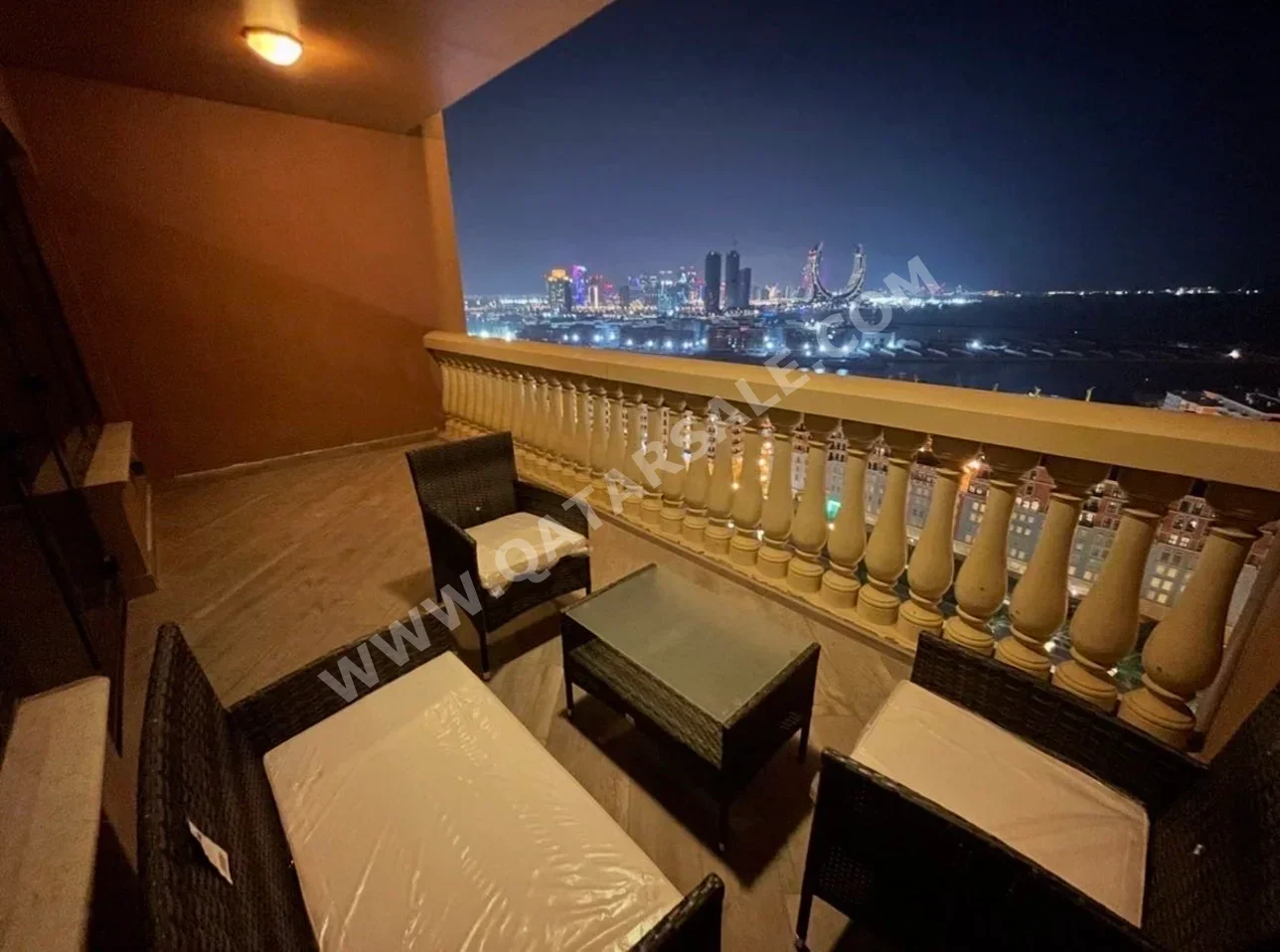 أثاث اخارجي - بنى  - طاولة مع كراسي  -عدد المقاعد 4