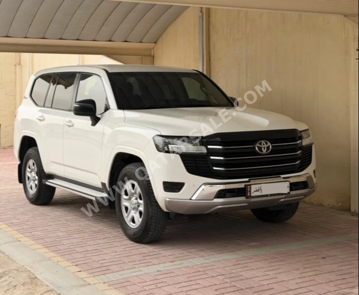 تويوتا  لاند كروزر  جي اكس  2022  اوتوماتيك  120,000 كم  6 سلندر  دفع رباعي  اس يو في  أبيض