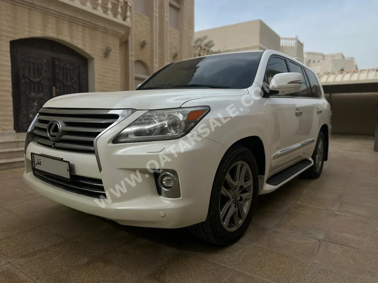 لكزس ال اكس 570 2014 اوتوماتيك 193,000 كم 8 سلندر دفع رباعي اس يو في أبيض