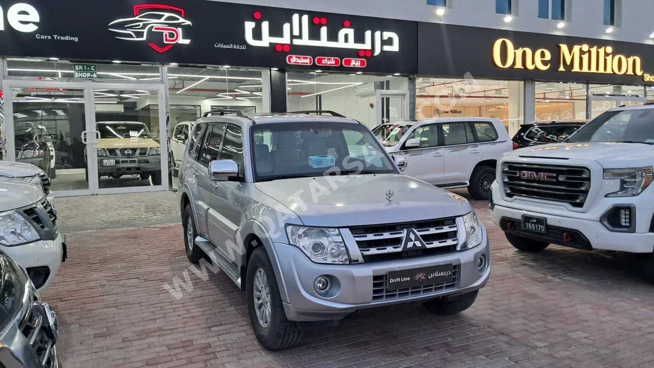 ميتسوبيشي  باجيرو  GLS  2014  اوتوماتيك  143,000 كم  6 سلندر  دفع رباعي  اس يو في  فضي