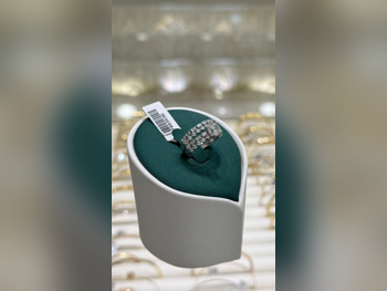 الذهب خاتم  ايطاليا  نسائي  حسب القطعة ( ديزاينرز)  مع الحجر  ضمان الصيانة  توصيل مجاني  ذهب ابيض  عيار 18